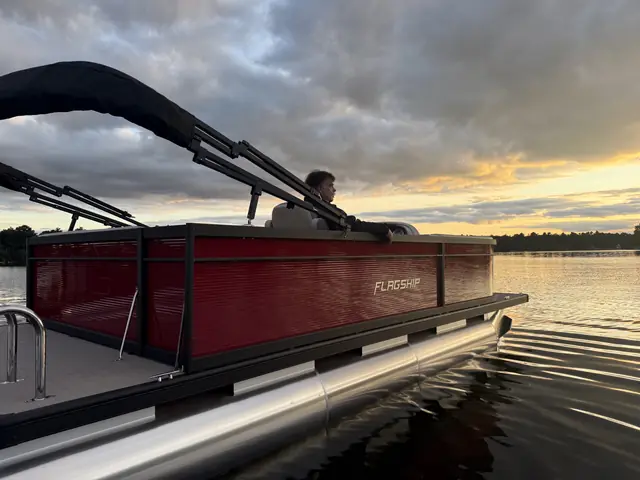 Flagship Freedom series on the water, manufacturer series image